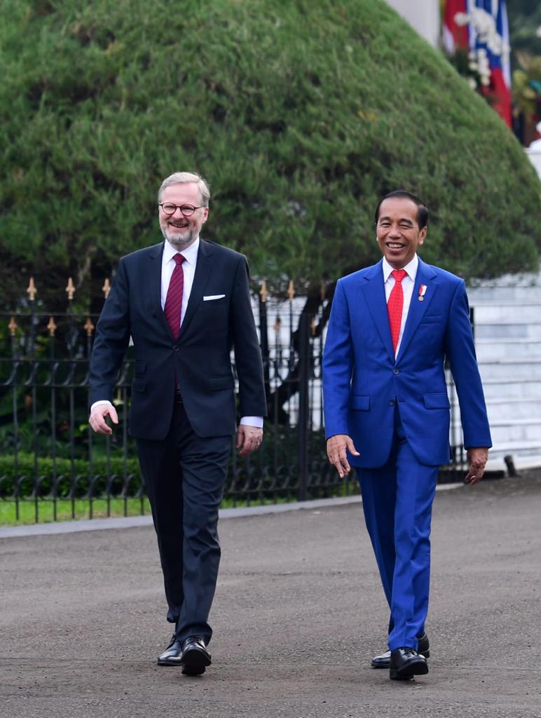 Menerima kedatangan Perdana Menteri Republik Ceko, Petr Fiala di Istana Bogor, kemarin sore. 

Seusai penyambutan resmi, saya mengajak PM Petr Fiala berkeliling Kebun Raya Bogor seusai menanam pohon kamper, lalu menggelar pertemuan bilateral bersama delegasi kedua negara.
