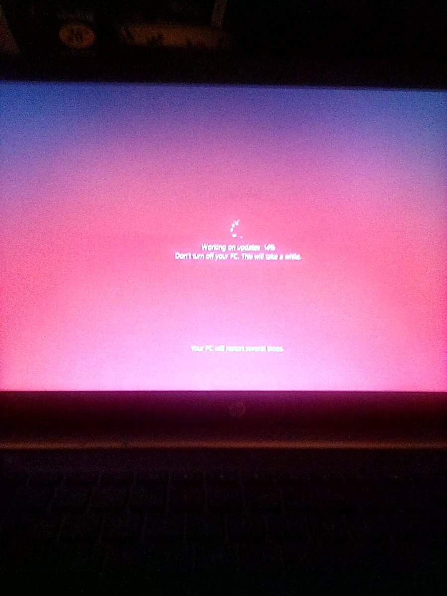 KirbyBisharp's tweet photo. Finally, after two whole nights of failed attempts of getting the 2H22 feature update for my #laptop, it's doing it, albeit slowly. #Windows #computer #technicalstuff #Windows10 https://t.co/kdzFustJeo
