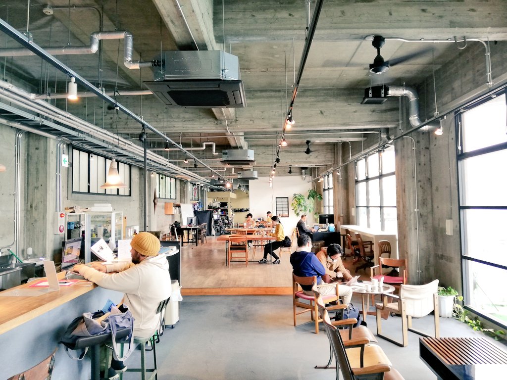 2023.4.19 10時台の様子です。今日は会議室、個室などはご利用がありデスクワークのスペースはこのフロアのみになります。少し混み合いますがまだカウンターなどに多少空きがある状況です。