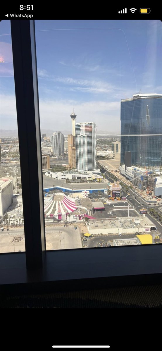oneriver__'s tweet photo. que fea las vegas parece surco https://t.co/zGwJNaOw25