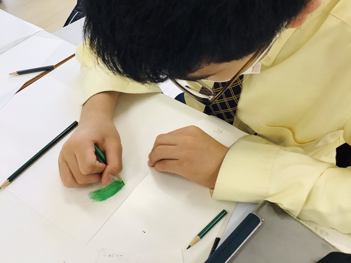 otemon_jh's tweet photo. 中2探究の授業です！中学2年生のテーマは「記憶の旅に出る」。今日は記憶に残ってる具体的な色を、色鉛筆で再現。まぜまぜ。何が起こるか楽しみです！
#追手門学院中学校　#���究　#中学受験　#記憶　#アート https://t.co/6wZcEqGgYV