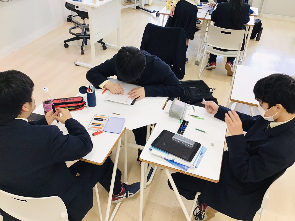 otemon_jh's tweet photo. 中2探究の授業です！中学2年生のテーマは「記憶の旅に出る」。今日は記憶に残ってる具体的な色を、色鉛筆で再現。まぜまぜ。何が起こるか楽しみです！
#追手門学院中学校　#���究　#中学受験　#記憶　#アート https://t.co/6wZcEqGgYV