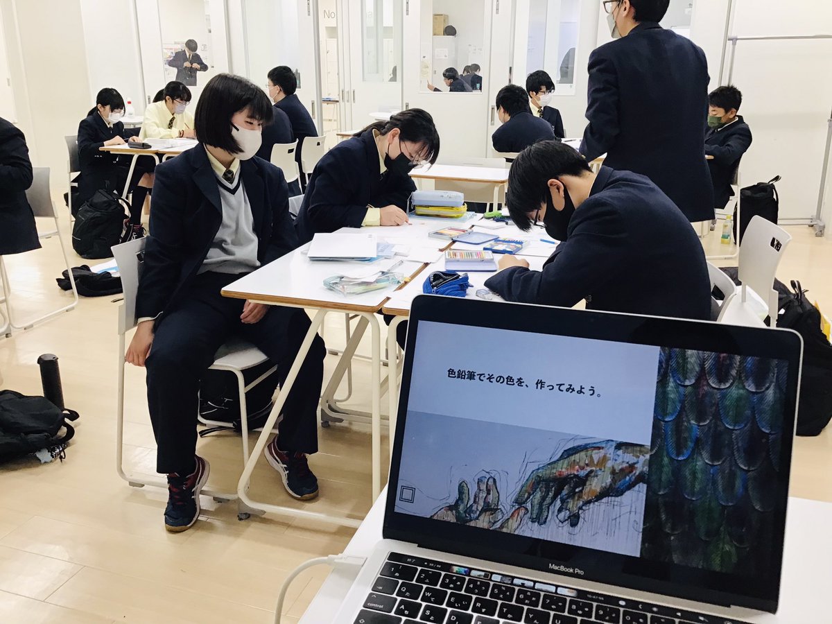 otemon_jh's tweet photo. 中2探究の授業です！中学2年生のテーマは「記憶の旅に出る」。今日は記憶に残ってる具体的な色を、色鉛筆で再現。まぜまぜ。何が起こるか楽しみです！
#追手門学院中学校　#���究　#中学受験　#記憶　#アート https://t.co/6wZcEqGgYV