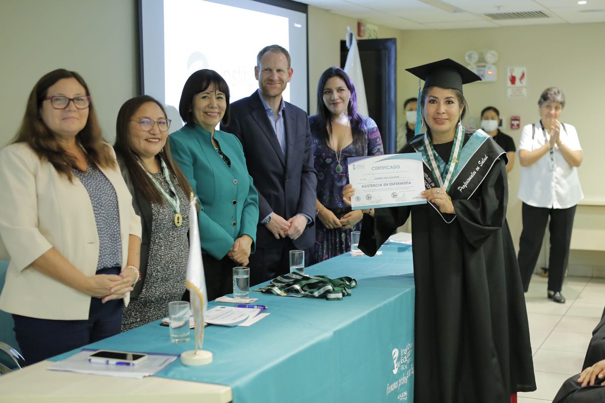 MimpPeru's tweet photo. ¡Transformando vidas!
Ocho jóvenes mujeres lograron graduarse como auxiliares de enfermería y abrirán camino a otras más con su ejemplo de vida, gracias a la alianza del #MIMP e #IBTGroup. https://t.co/C2V6YIIJfT