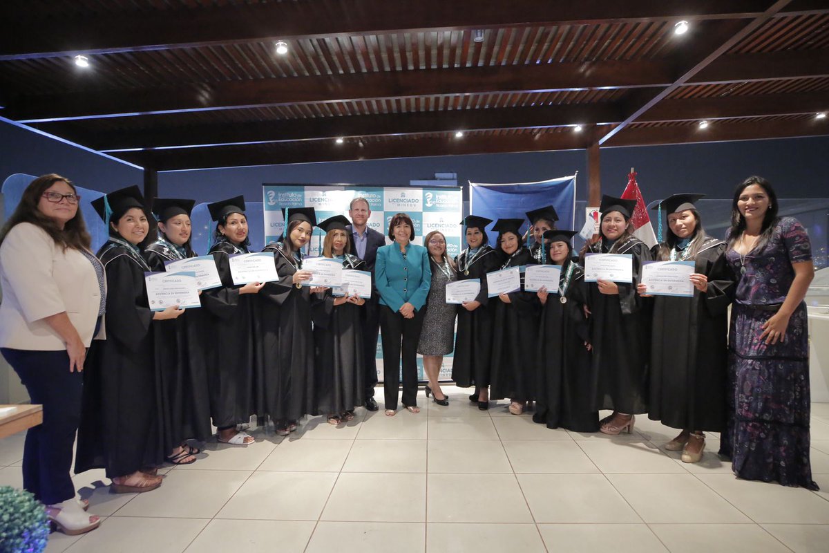 MimpPeru's tweet photo. ¡Transformando vidas!
Ocho jóvenes mujeres lograron graduarse como auxiliares de enfermería y abrirán camino a otras más con su ejemplo de vida, gracias a la alianza del #MIMP e #IBTGroup. https://t.co/C2V6YIIJfT