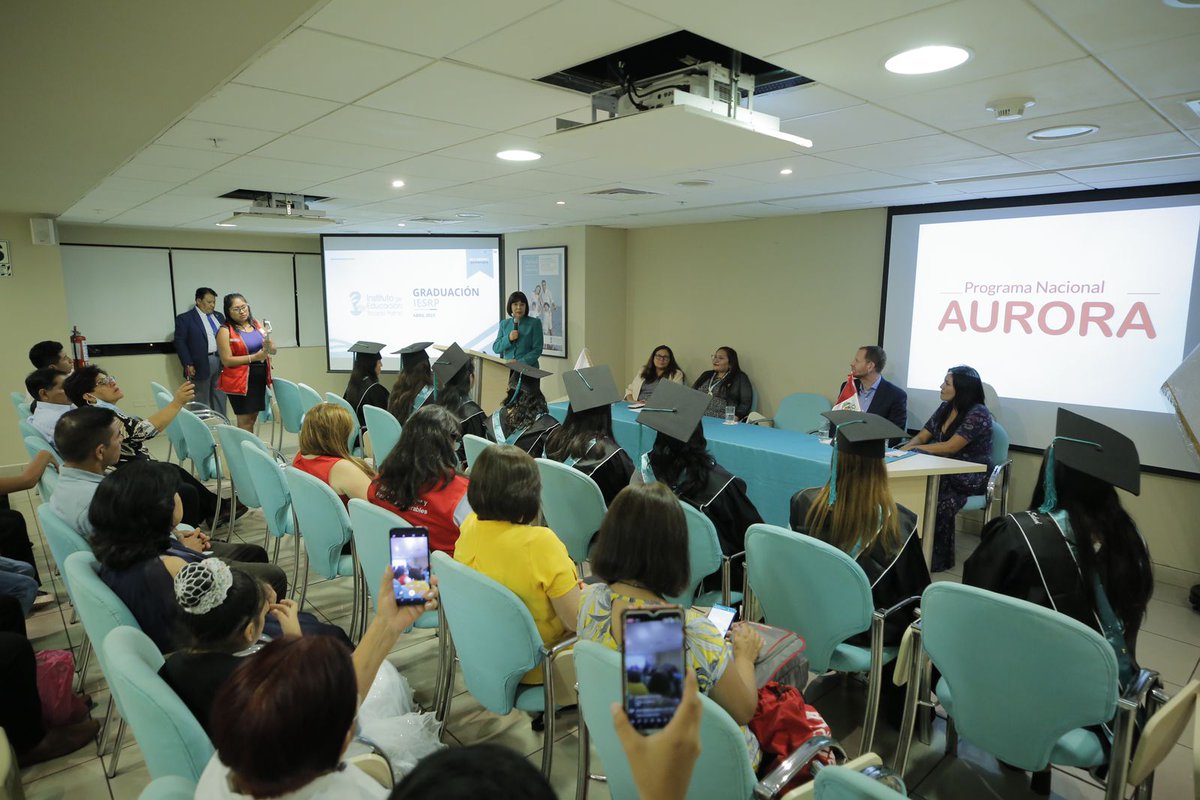 MimpPeru's tweet photo. ¡Transformando vidas!
Ocho jóvenes mujeres lograron graduarse como auxiliares de enfermería y abrirán camino a otras más con su ejemplo de vida, gracias a la alianza del #MIMP e #IBTGroup. https://t.co/C2V6YIIJfT