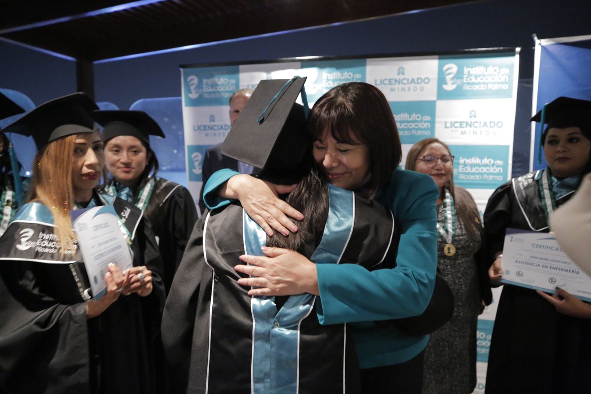 MimpPeru's tweet photo. ¡Transformando vidas!
Ocho jóvenes mujeres lograron graduarse como auxiliares de enfermería y abrirán camino a otras más con su ejemplo de vida, gracias a la alianza del #MIMP e #IBTGroup. https://t.co/C2V6YIIJfT