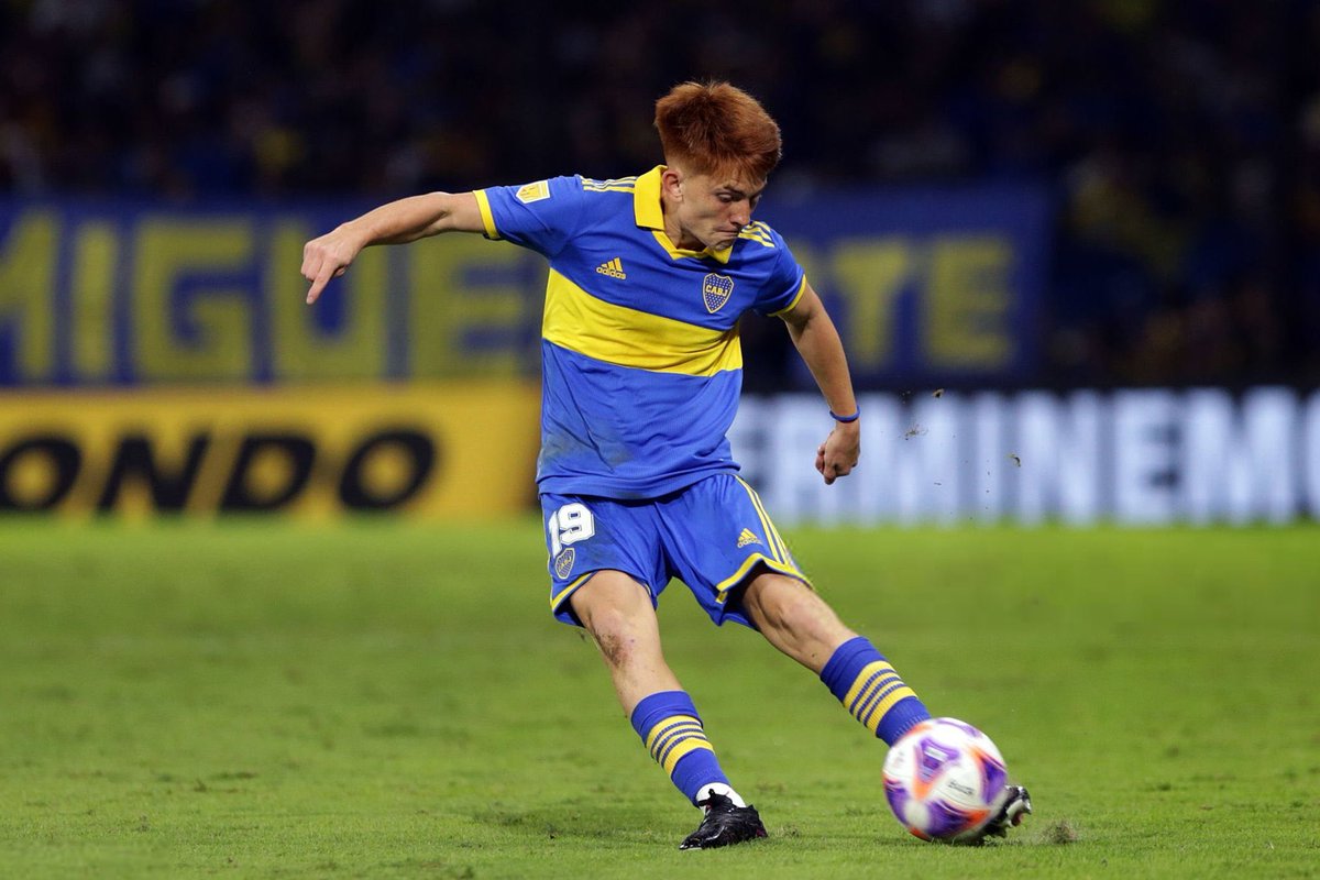 Labocatw's tweet photo. VALENTÍN “EL COLO” BARCO, CON 18 AÑOS CARGÁNDOSE EL PARTIDO DE LIBERTADORES A SU ESPALDA. 🎩 https://t.co/Orq5TdtrYB