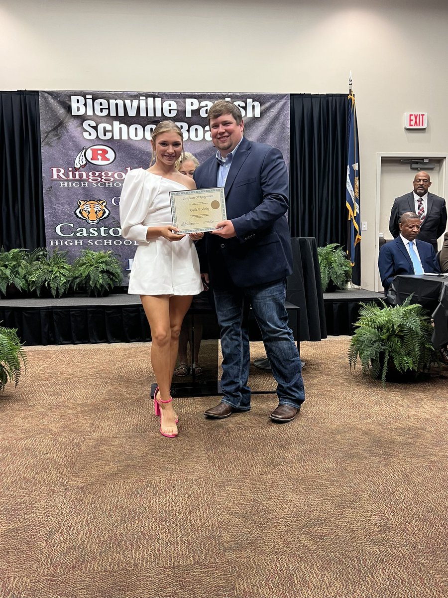 KaylieShirley's tweet photo. I was honored tonight at the Bienville Parish Academic Banquet for having a 3.5 or higher GPA for my whole high school career. I am beyond blessed to go along this journey with my family and school faculty members. Thanks for all your support!! https://t.co/P82TiLzhNm