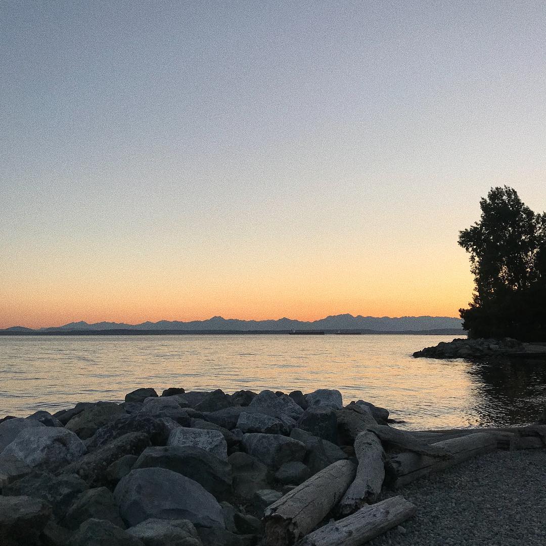 Different people see the color of the sky differently. So some people's lives are colorful, some people's lives are flat, and some people's lives are dull.