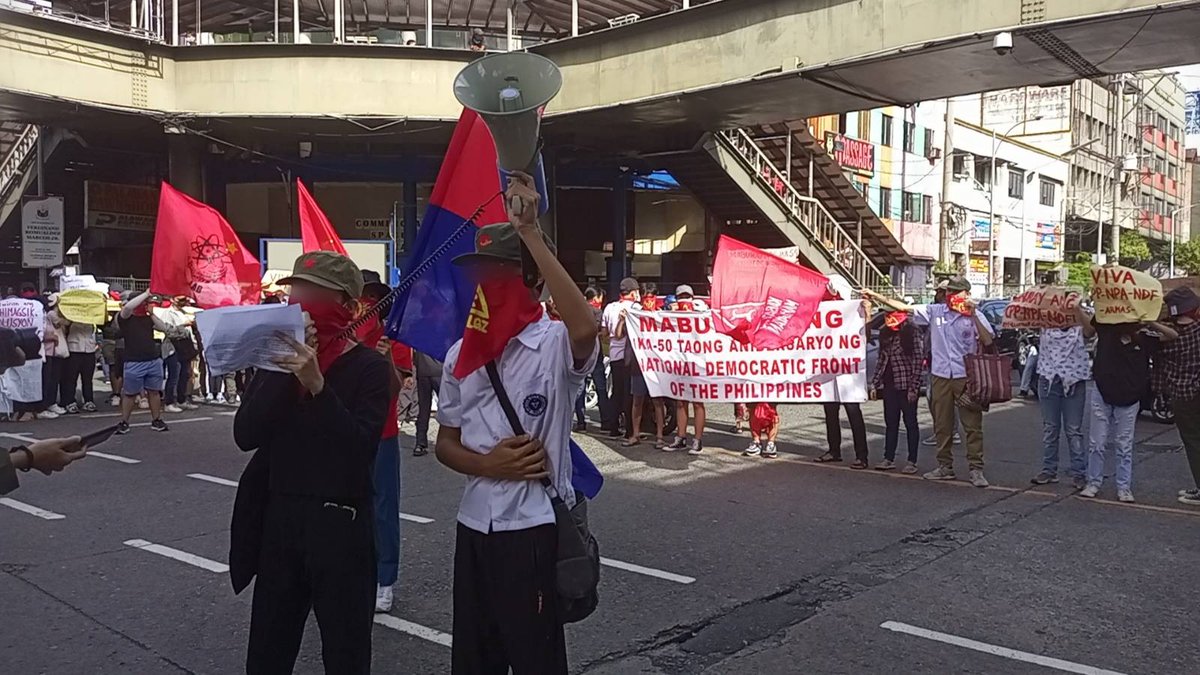 PUPTheCatalyst's tweet photo. TIGNAN | Nagkasa ng iglap na protesta ang mga rebolusyonaryong grupo mula sa iba't ibang sektor sa kahabaan ng EDSA ngayong umaga para sa nalalapit na pagdiriwang ng ika-50th na anibersaryo ng National Democratic Front of the Philippines (NDFP) sa Abril 24. https://t.co/Ke6k7ORJRC