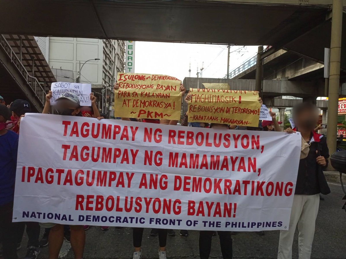PUPTheCatalyst's tweet photo. TIGNAN | Nagkasa ng iglap na protesta ang mga rebolusyonaryong grupo mula sa iba't ibang sektor sa kahabaan ng EDSA ngayong umaga para sa nalalapit na pagdiriwang ng ika-50th na anibersaryo ng National Democratic Front of the Philippines (NDFP) sa Abril 24. https://t.co/Ke6k7ORJRC