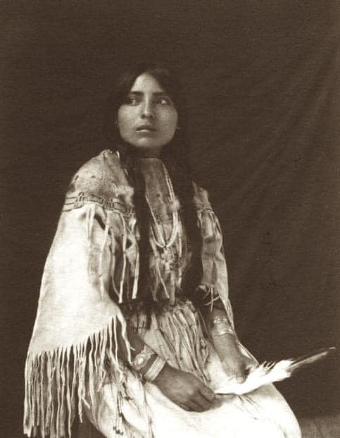 native_explore's tweet image. A Native American woman. ca. 1914. Photo by Carl Moon. Source - NYPL
Beautiful girl📷
