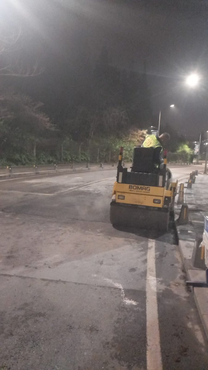 CKaanYAVUZ's tweet photo. Sen uyurken, senin için çalışanlar var bu şehirde!
Ana caddede yapılmış bir kazı çalışması sonrası, #AYKOME kararları gereği yol #asfalt kaplamasını, trafiğin olumsuz etkilenmemesi için #gece nin bu saatinde yapıyoruz.
👷🏻♂️🦺🚧🚚🚜⛏
#İstanbul #İBB #İSKİ #İSKİÜsküdarŞubeMüdürlüğü https://t.co/7a8Gp3O2ez