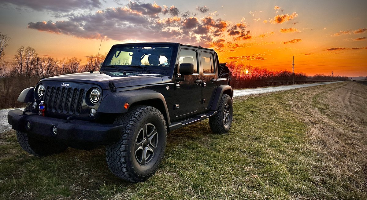 BigStuFilms's tweet photo. #sunset #jeep rides in the #STL https://t.co/ctY02ldCw7