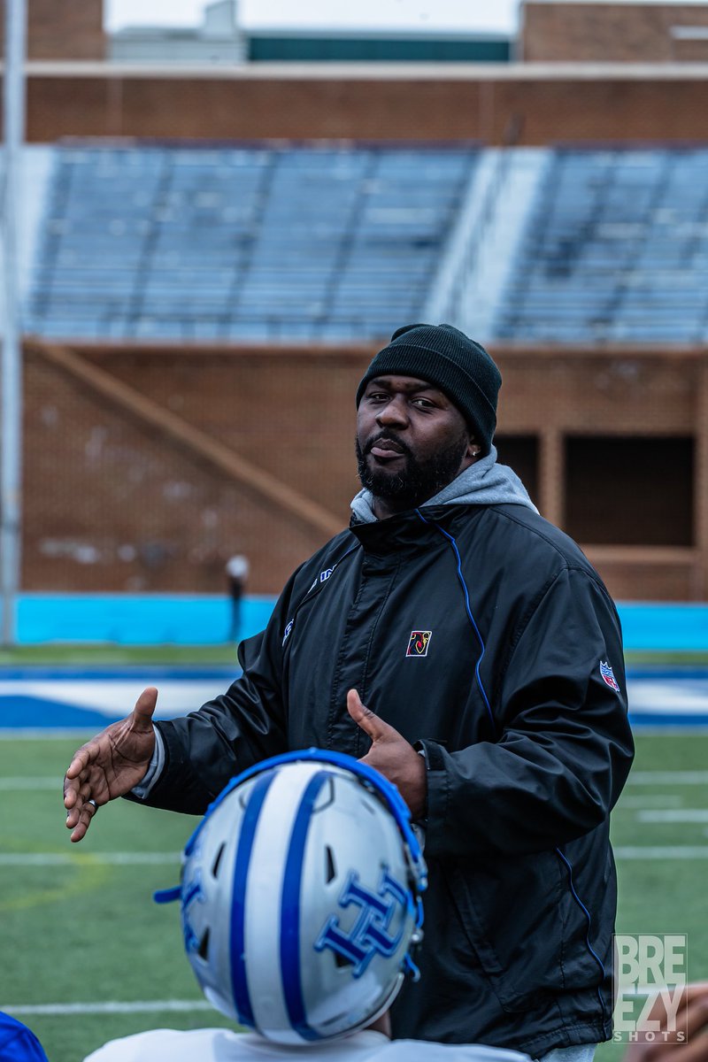CoachRodHoward's tweet photo. Former HU/NFL dlineman Gregg Scott dropping knowledge during spring camp #HOMEBYTHESEA⚓️ #bc5243 https://t.co/fTh1RFAka4