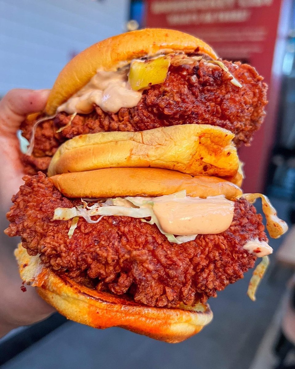 MashedHQ's tweet image. 💯🥵😍

📸: bonbird.uae on Instagram

#chickensandwich #hotchicken #foodies