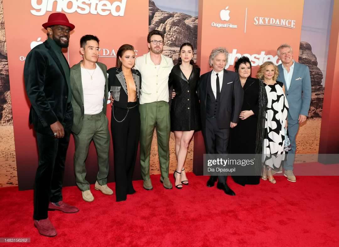 The complete cast of the movie #Ghosted with its director @Dexfletch 
@ChrisEvans @BroadwayLizze @mikemoh