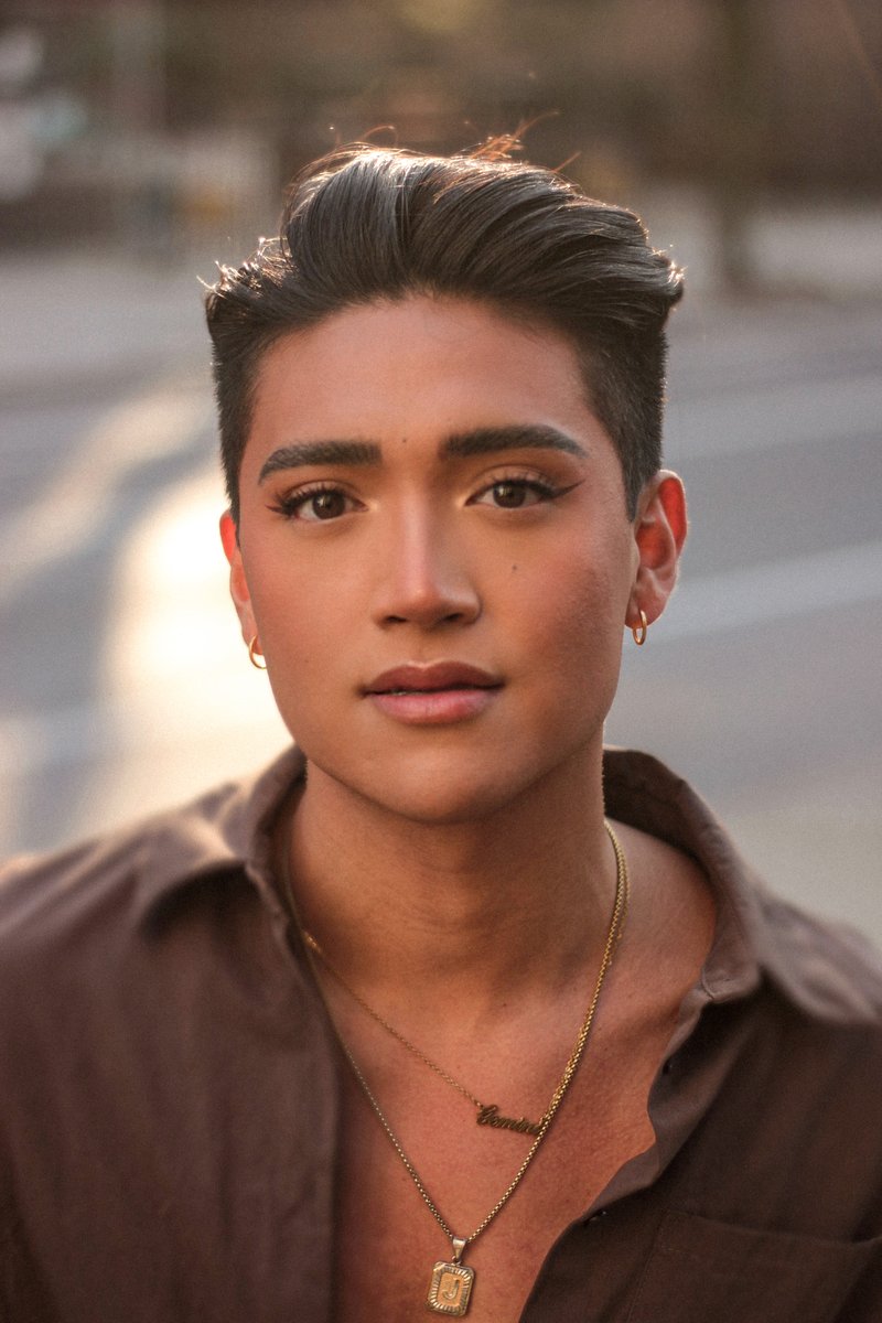 thesisonjoan's tweet photo. Multi-talented performer @JustinDvdSullvn brings a burst of queer joy to the podcast. Join us as we talk queer representation and their character May in @AndJulietBway!
#&Juliet #Broadway #QueerBroadway #NonBinaryBroadway #NonBinaryActor #QueerActor https://t.co/DzcSC9gDo0