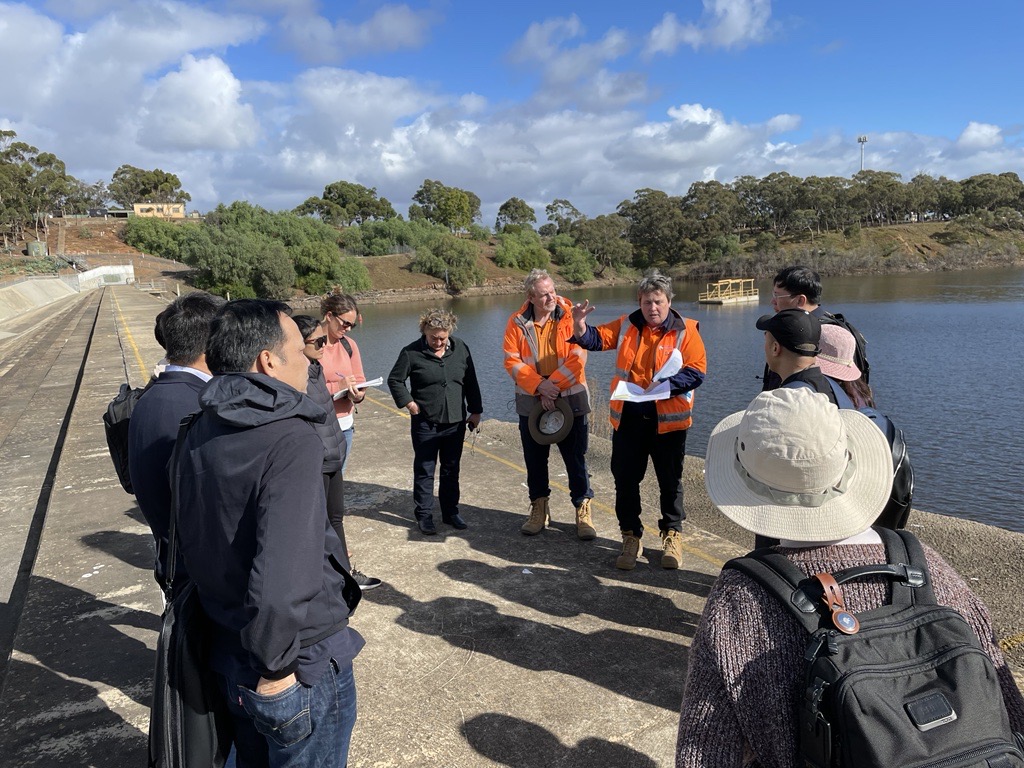 WaterPartnersAU's tweet photo. @aithernews @dfat @Awp @AusAmbVN @DEECA_Vic @eWater_ This morning, the group joined a tour along with #AMPERES and #EMMConsulting of the Werribee river system to talk with @SRWater and @MelbourneWater about licensing and river operations. https://t.co/VzqaTmoinY