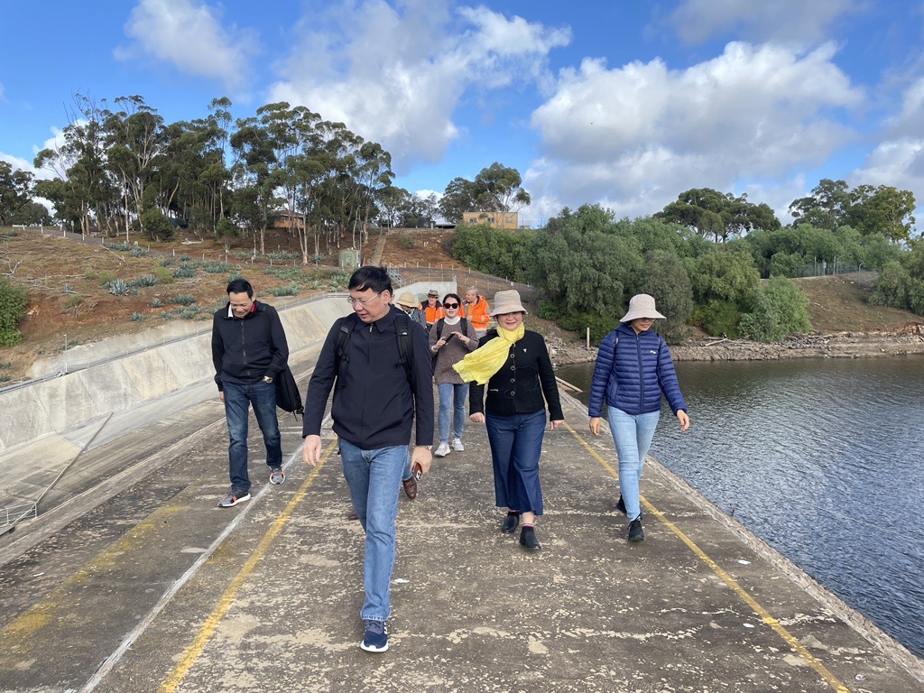 WaterPartnersAU's tweet photo. @aithernews @dfat @Awp @AusAmbVN @DEECA_Vic @eWater_ This morning, the group joined a tour along with #AMPERES and #EMMConsulting of the Werribee river system to talk with @SRWater and @MelbourneWater about licensing and river operations. https://t.co/VzqaTmoinY