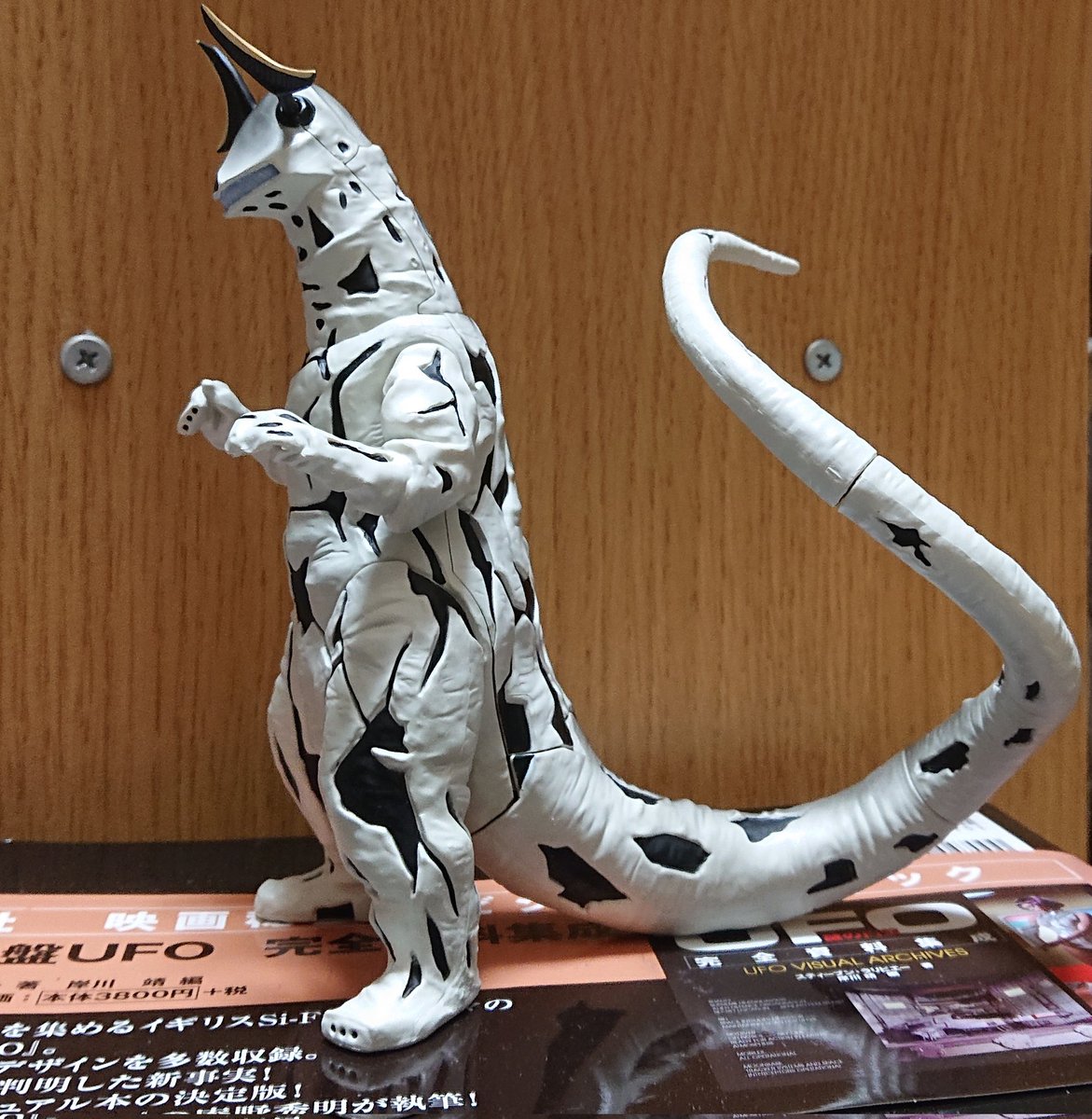 エレキングの尻尾って、ミクラスやセブンに巻き付く異常に長い物と、長いけどそれほどでもない物と2種類あるような感じがして 前の究極大怪獣では異常