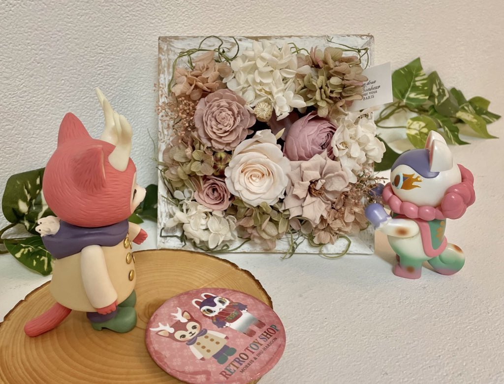 p_genmu's tweet photo. おはようございます💐
#retrotoyshop 5日目。会期もあっという間に折り返しです。
本日は作家不在ですが、明日20日(木)は14時頃からラストまで在廊予定です。
お写真は、昨日届いた素敵なプリザーブドフラワー✨5thカラーの子達とぴったりです✨ありがとうございます🙏✨ https://t.co/zYqr7PNrhv