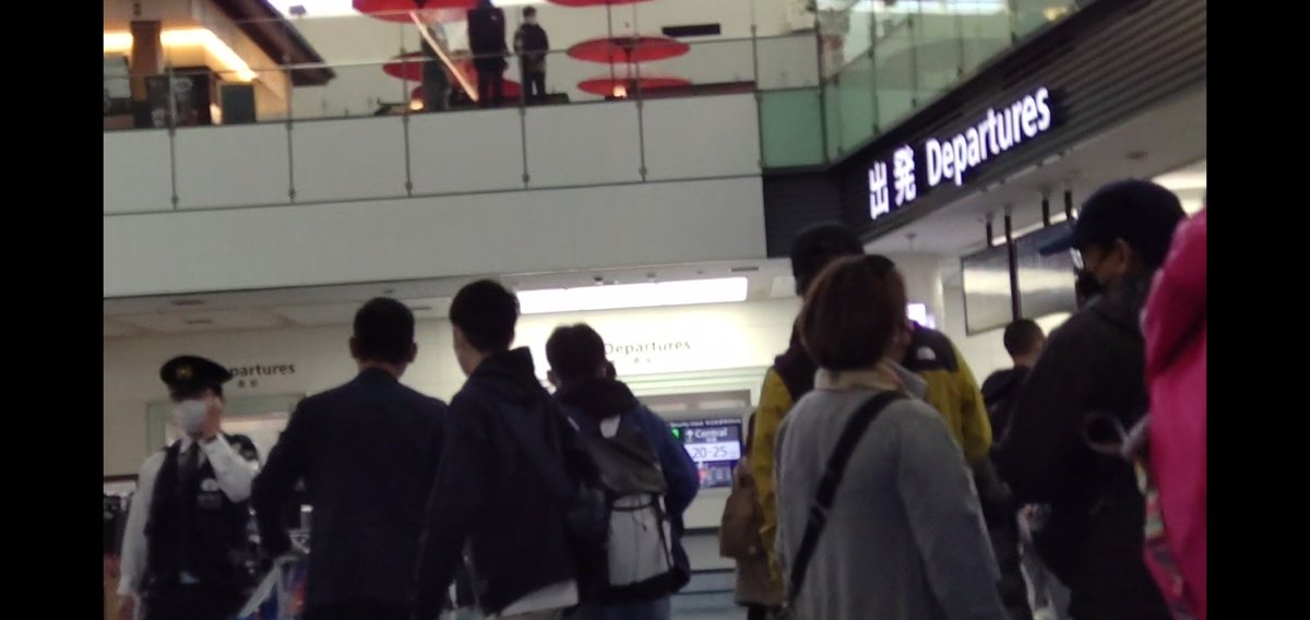 tuyotuyo2019's tweet photo. 羽田空港3タミ、保安検査の混雑はいつまで放置するつもりなんですね。
JAL・ANA以外もチェックイン時間を早めるとか、WEBチェックインで保安検査を早めるとか、2タミを活用とか、いくらでも対応策はあると思うけど。

国土交通省も人事だけでなくこういう方に圧力をかけて欲しい。

#羽田空港
#羽田T3 https://t.co/5rZmsAsH2o