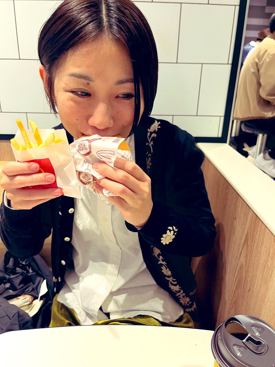 misakiymt's tweet photo. 後1週間！

時の流れ早し！！

@OKAAIKO 

4/26
下北沢SHELTER
岡愛子ラストライブチケット販売中
https://t.co/vPjfT2dYzM

#BimBamBoom
#岡愛子ありがとう

#岡愛子バンド辞めるってよ https://t.co/5jtQebzQmM