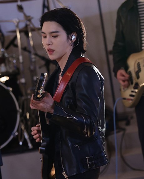respectthenamgi's tweet photo. I need everyone to know that if Min Yoongi shreds a mean lick on this guitar, that will be the end of me. https://t.co/62pCbMrhCk