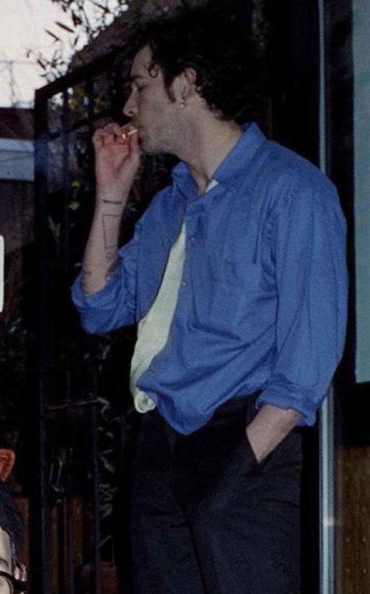 Mattyfrnglomg's tweet photo. this is so line chef taking a smoke break of him https://t.co/Cm3ekwsHrF