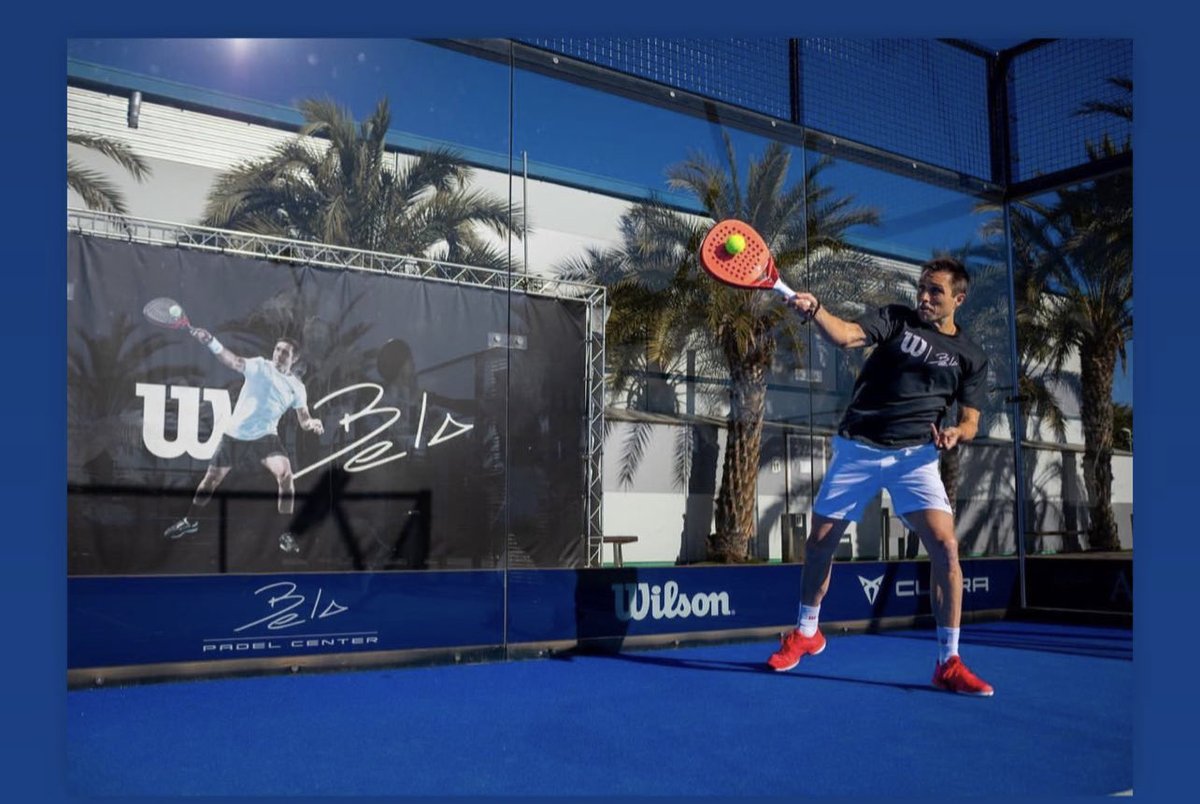 Belasteguin practicando su famoso saque.