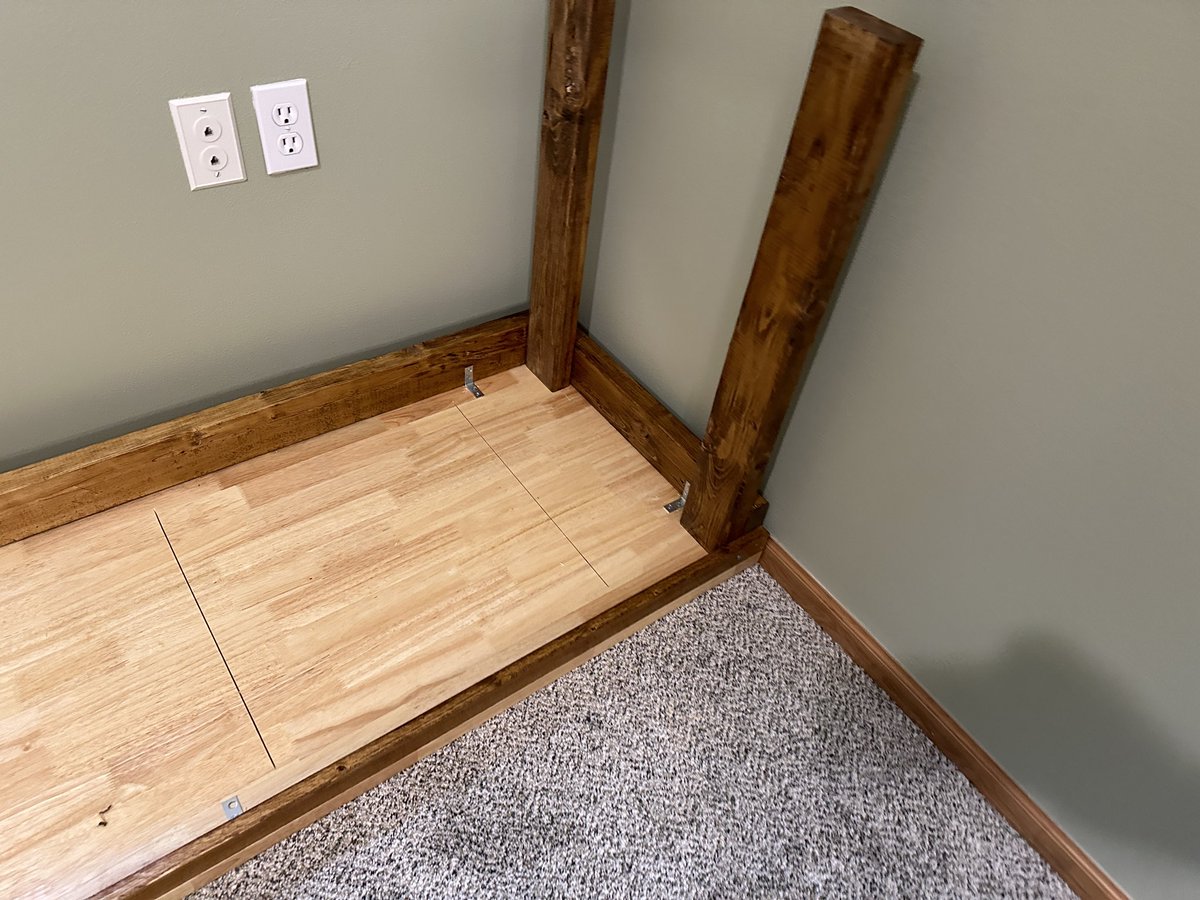 WolfBandit84's tweet photo. Yay new PC / work desk done. Much better then prebuilt.
#pcdesk #selfmade #selfbuiltdesk #furrywoodwork https://t.co/sdL0ulsjiS