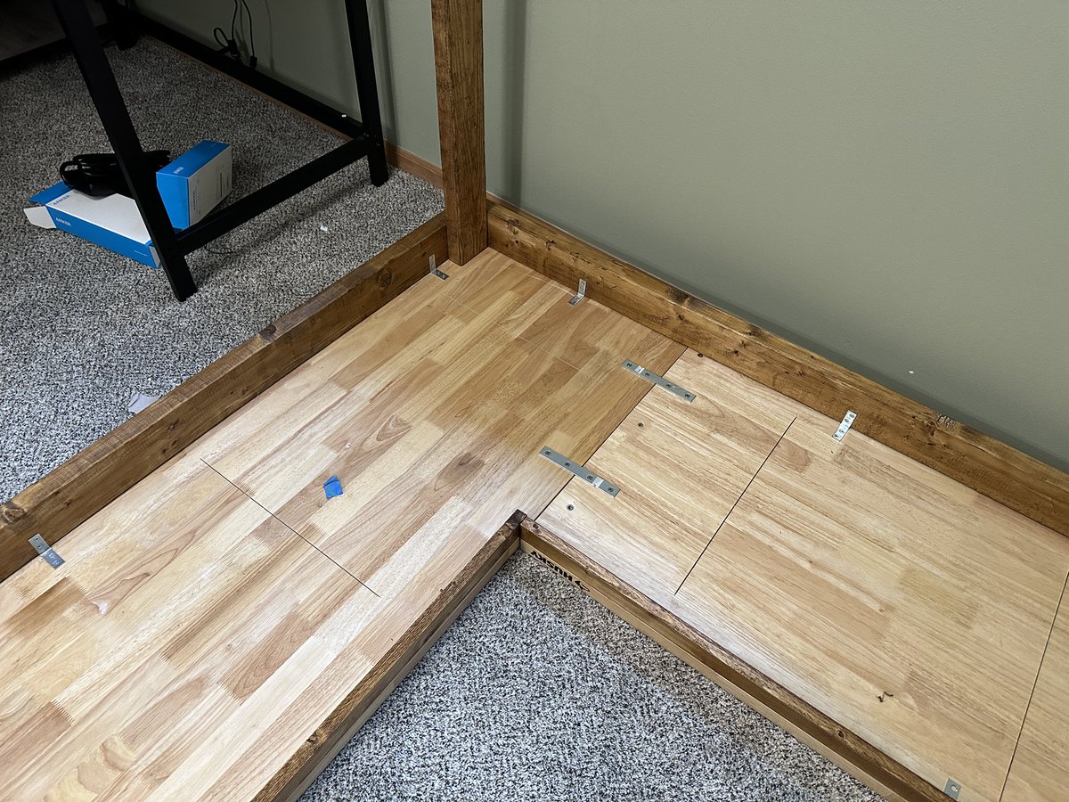 WolfBandit84's tweet photo. Yay new PC / work desk done. Much better then prebuilt.
#pcdesk #selfmade #selfbuiltdesk #furrywoodwork https://t.co/sdL0ulsjiS