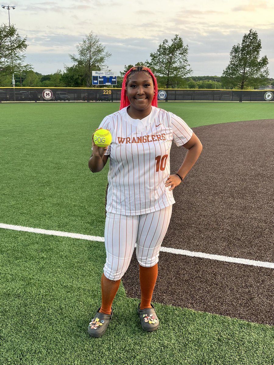 coachRara87's tweet photo. The Lady Wranglers advance to 12-1 in district and the POG of tonightβs game goes to Shauntrel Gee! #wranglers #westmesquite #softball #wranglerspeed https://t.co/Tl5lUBaq7Z