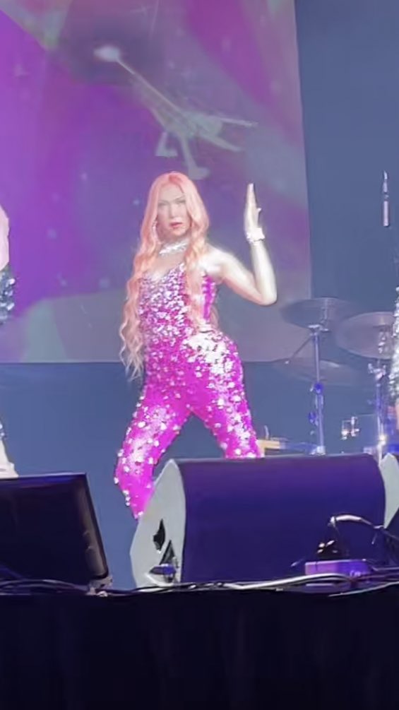 iongreenflag's tweet photo. HER CURVES!!

#VGfulConcertTour | #VGful | #ViceGanda https://t.co/wAD1NlwQZ7