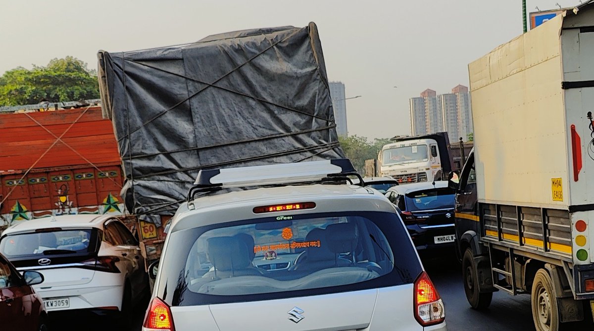 DrSwarnendra's tweet photo. Making an amazing Kopri Rob flyover after a multi year wait to end at this cut is coming back to square one. Endless clog at end of Kopri Rob at office hours needs to be corrected at priority.

@TMCaTweetAway @Info_Thane1 @mieknathshinde sir- please support Thane as always. https://t.co/TLddbVKddN