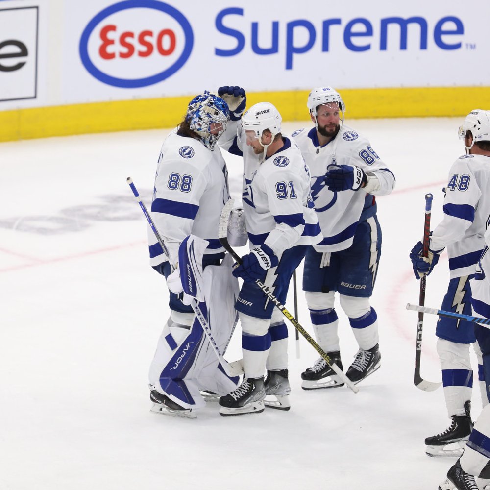 TBLightning's tweet photo. ABSOLUTELY do not forget to hug your Big Cat!! https://t.co/kPHdEWNdvU