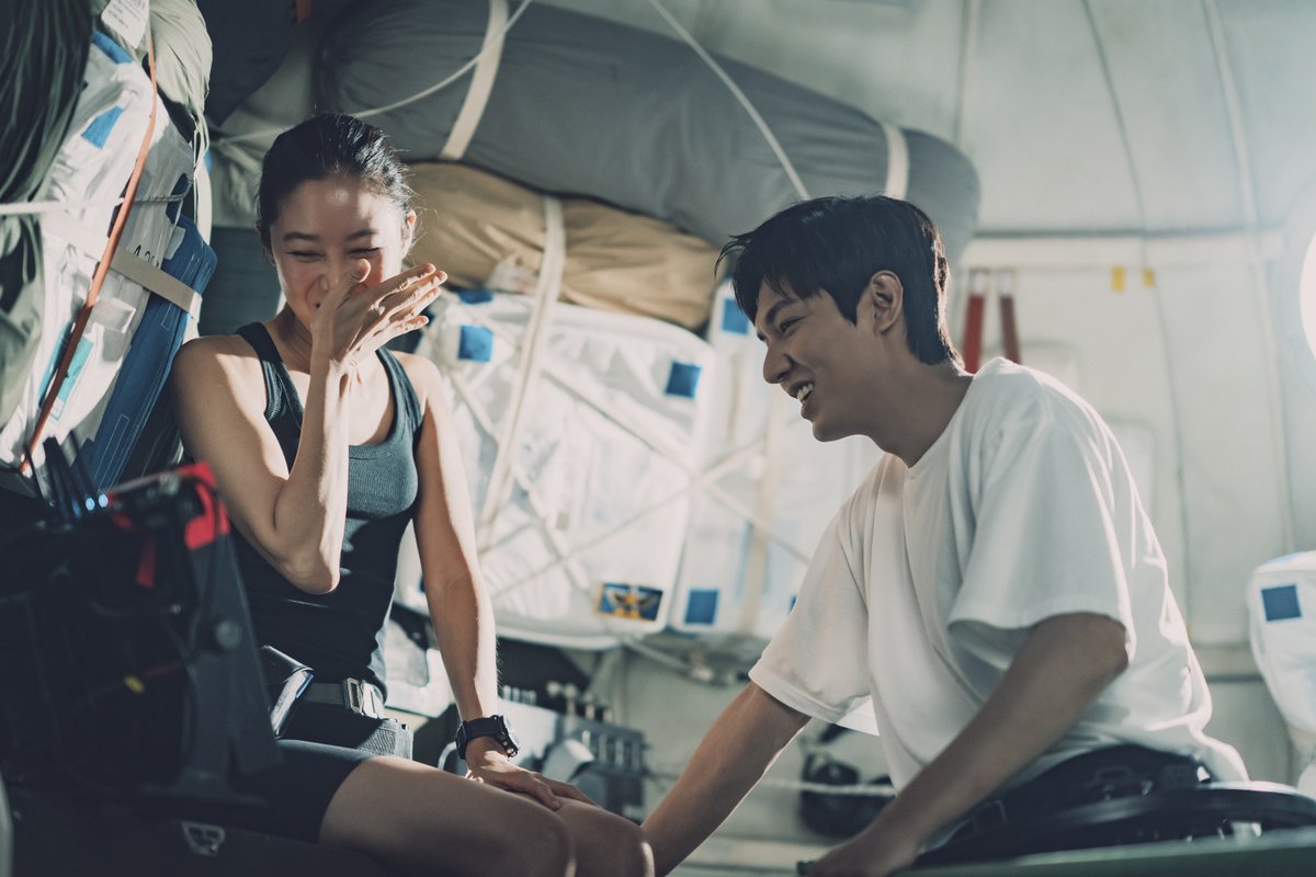[#이민호] 나 벌써 공룡 사랑하네♥️ 이민호-공효진 배우의 탈 우주급 케미가 기대되는 드라마 '별들에게 물어봐'가 지난 12일(수) 전체 촬영을...