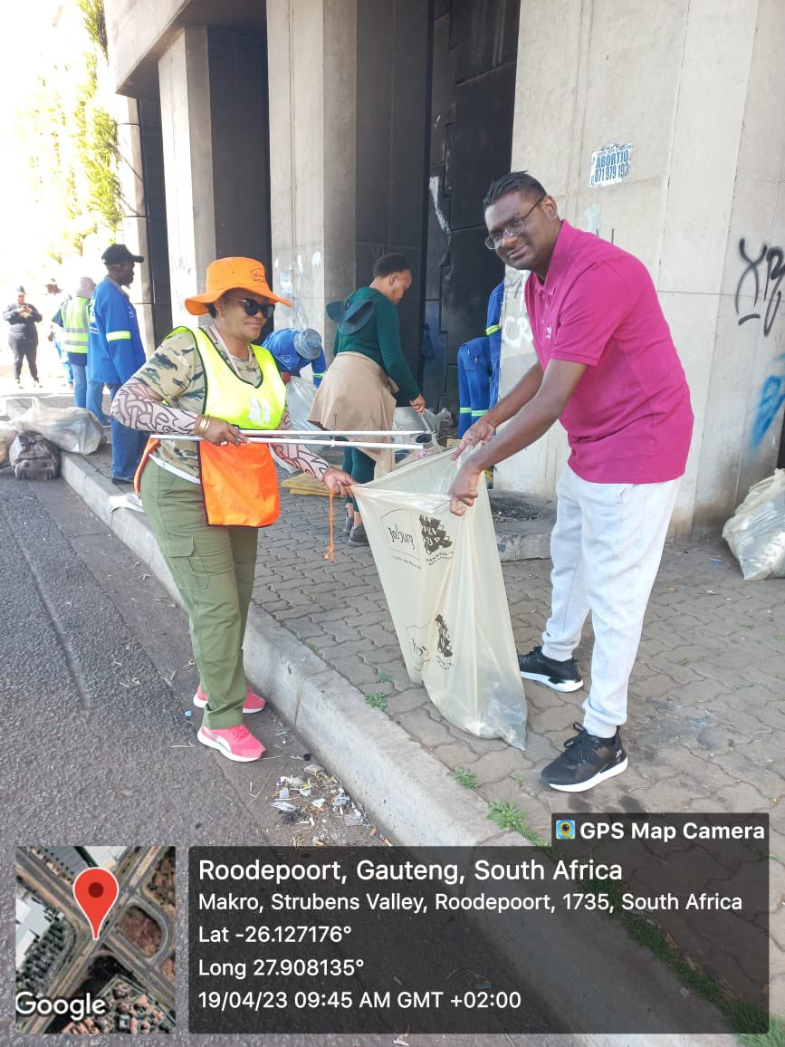 crumregionc's tweet photo. Our Acting Regional Director Ntswaki Hlaba assisting with cleaning the area below the bridge on Hendrik Potgieter together with CRUM staff #WeServeJoburg @CityofJoburgZA @z_hughes_n https://t.co/SMi1fKUMXH