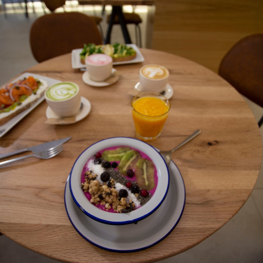 ZerisCoffee's tweet photo. "¿Quieres empezar bien el día? En Zeri´s Food&amp;Drinks tenemos desayunos saludables y deliciosos ¿café? ¿matcha latte? ¿tostadas o bowl de frutas? 🍌🍉🍓¡Ven y prueba nuestros desayunos!
#ZerisFoodAndDrinks #ElZerisDeLaPlaza #Cáceres #desayuno #desayunosaludable #cafédeespecialidad https://t.co/uUaSAWMD9k