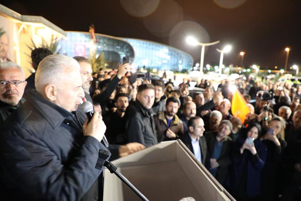 BY's tweet photo. Can Erzincan’dayız.

Büyük bir coşku ile bizleri karşılayan hemşehrilerime teşekkür ediyor, hepsini muhabbetle selamlıyorum. ❤️ https://t.co/uW9BTqF54P