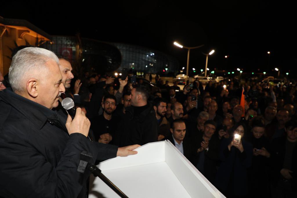 BY's tweet photo. Can Erzincan’dayız.

Büyük bir coşku ile bizleri karşılayan hemşehrilerime teşekkür ediyor, hepsini muhabbetle selamlıyorum. ❤️ https://t.co/uW9BTqF54P