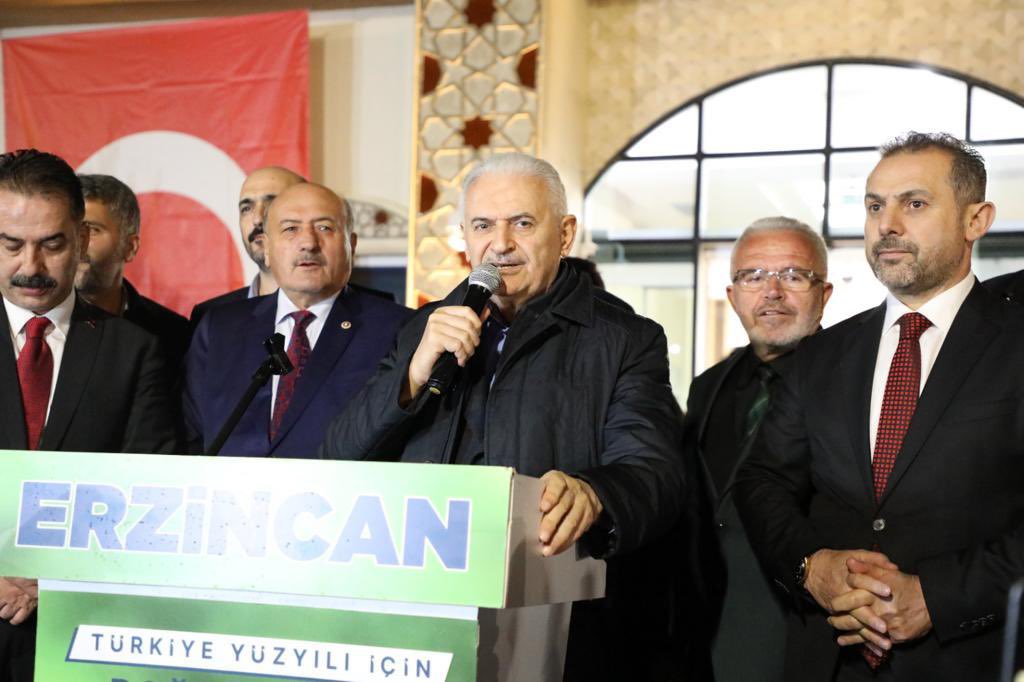 BY's tweet photo. Can Erzincan’dayız.

Büyük bir coşku ile bizleri karşılayan hemşehrilerime teşekkür ediyor, hepsini muhabbetle selamlıyorum. ❤️ https://t.co/uW9BTqF54P