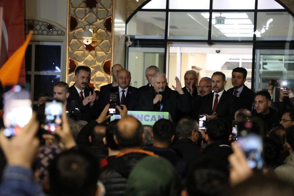 BY's tweet photo. Can Erzincan’dayız.

Büyük bir coşku ile bizleri karşılayan hemşehrilerime teşekkür ediyor, hepsini muhabbetle selamlıyorum. ❤️ https://t.co/uW9BTqF54P