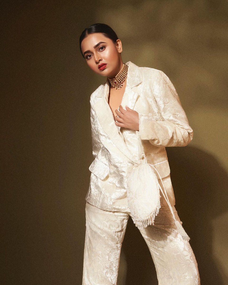 GossipsInsight's tweet photo. #TejasswiPrakash Sizzles in white hot dress 🤍🥰
.
.
.
.
#tejasswiprakash #tejasswiprakashhot #GossipsInsight https://t.co/5SYL6g6NRl