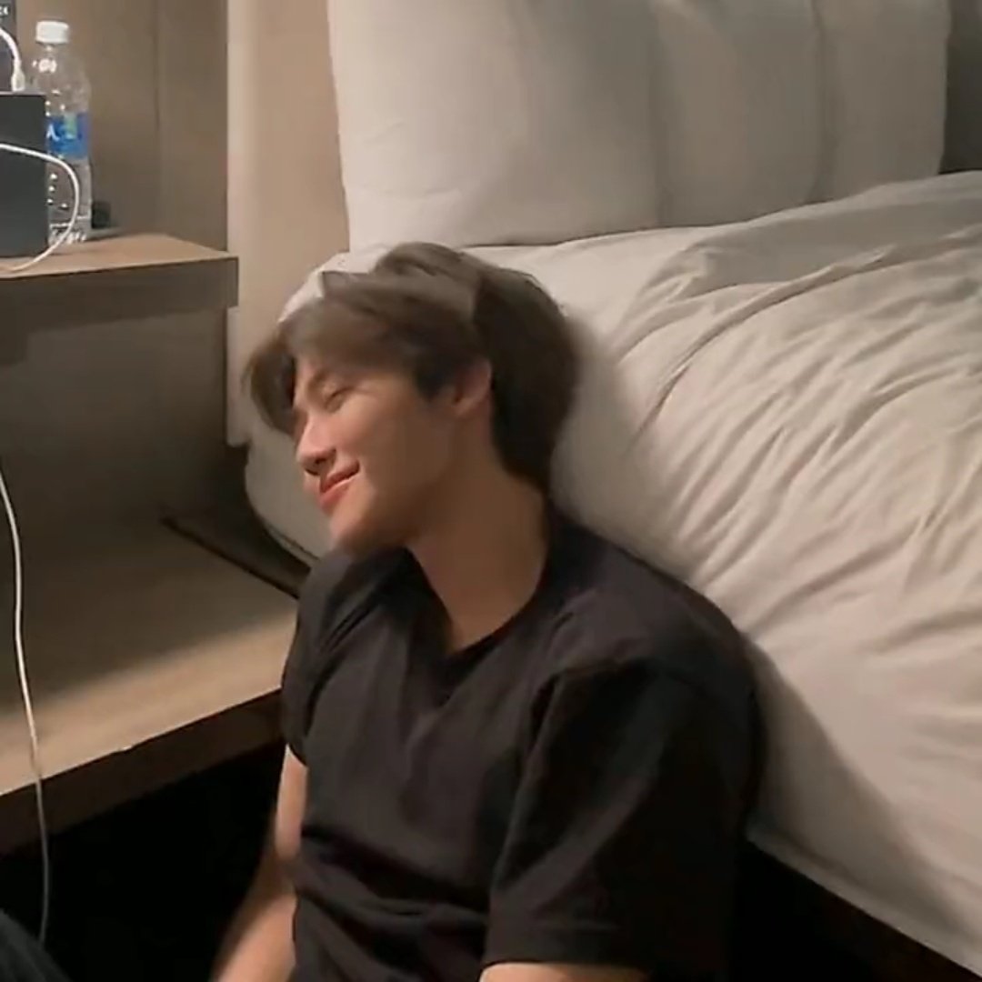 ganteng 

nomin one tweet au
