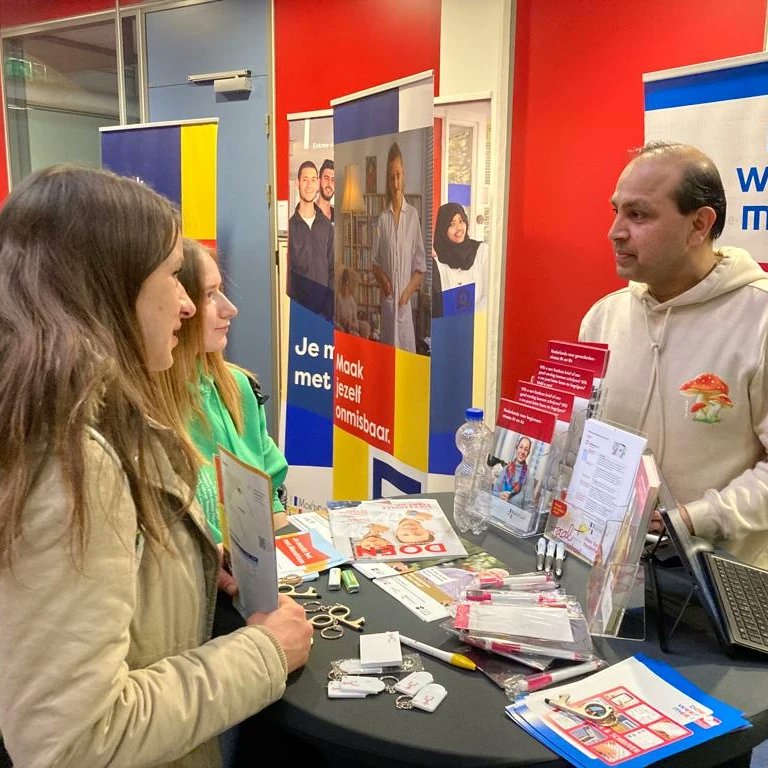 Gisteren stonden we op de #MondriaanMarkt op het Leeghwaterplein! We spraken nieuwe studenten voor mbo-opleidingen van ROC Mondriaan en vertelden over het cursusaanbod voor laaggeletterden. #ikwilleren #watwiljijleren #rocmondriaan #mondriaanmarkt #doeweermee #mbo #mboopleiding