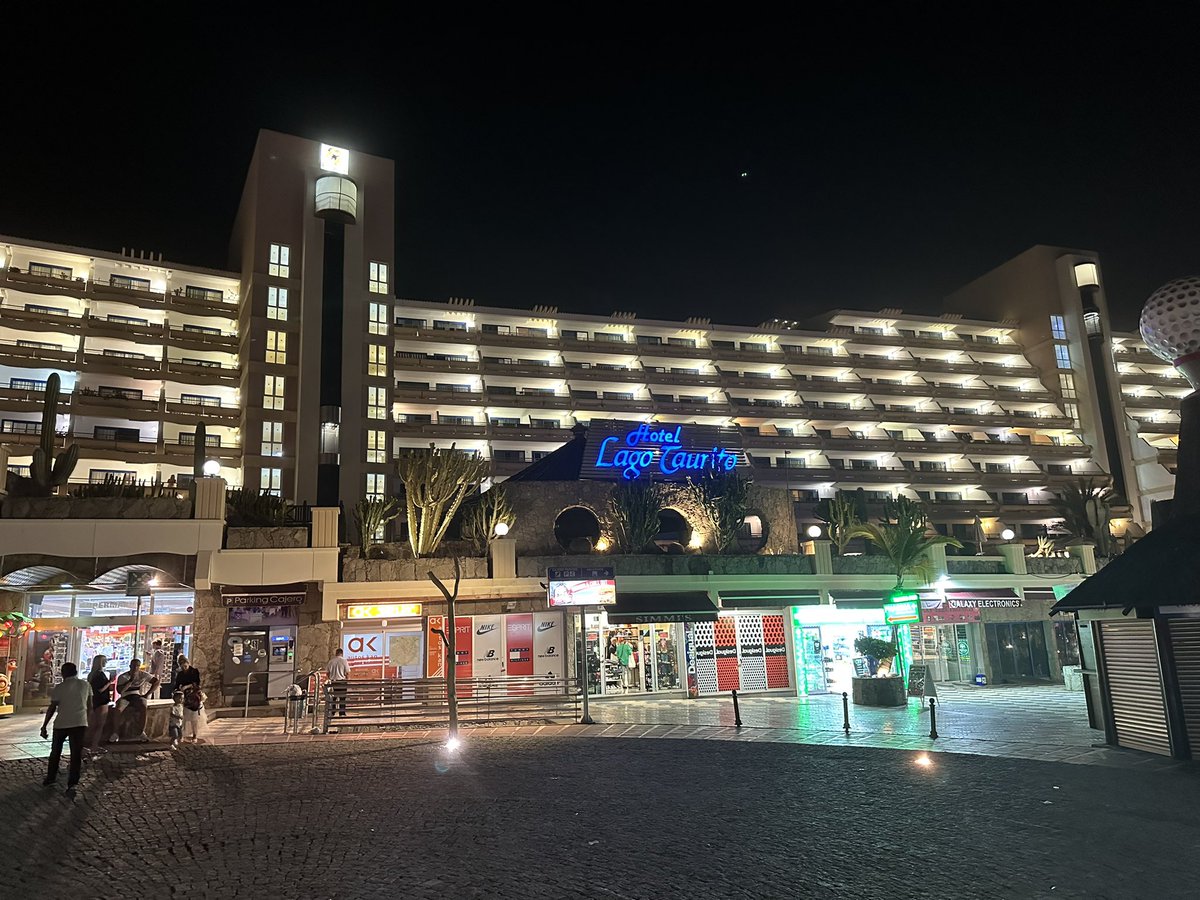 BadToxic's tweet photo. At #night at our #hotel #ValleTaurito.
#palmtrees #palmtree #lights #Nacht #nightProgram #nightLife #arenaPlaza #showTime #ParadiseHotel #vacation #trip #travel #Reise #Holliday #urlaub #Canaries #CanaryIslands #Canary #GranCanaria #island #Insel #Taurito #Spain #Spanien https://t.co/1OixBn6B8v