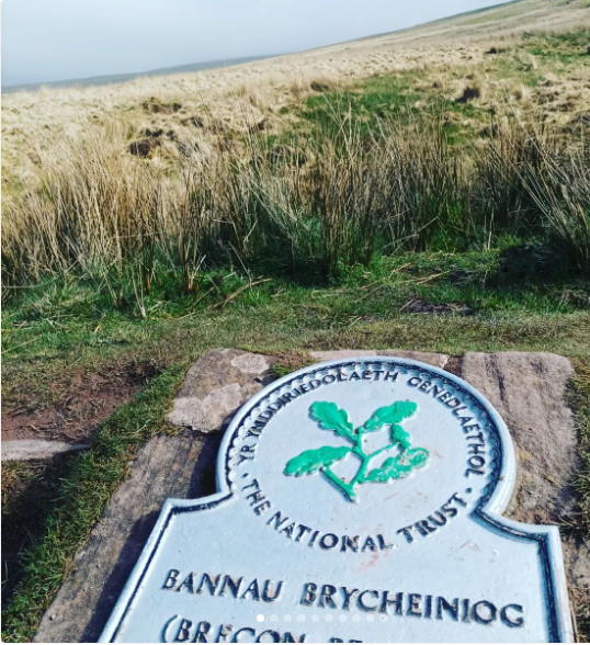 Picture taken yesterday

Either they changed the plaques quickly;

or the Cymraeg name has been there all along

#BannauBrycheiniog